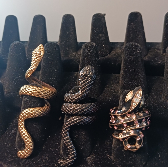 1 Early Betsey Johnson Ring, 2 Snakes Metal Snake Rings 1-1/4- 2in Long - Picture 2 of 14